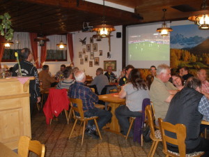 Während der Schießpausen konnten sich die Teilnehmer nicht nur Unterhalten, sondern gleichzeitig die Bundesliga auf Sky verfolgen.